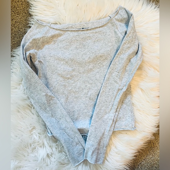 Brandy Melville 🇺🇸Gray long sleeve wide shoulder top - Picture 8 of 11